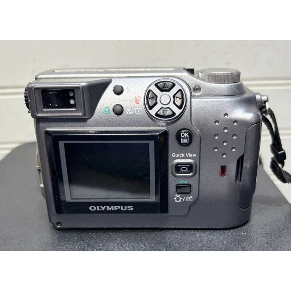 Olympus CAMEDIA C-4000 Zoom 4.0MP Digital Camera Silver W/ Memory Card Tested